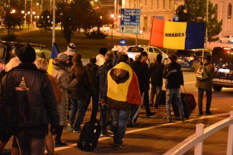Protest 'mut': Orădenii s-au dus cu valizele şi paşapoartele în faţa sediului PSD Bihor (FOTO/VIDEO)