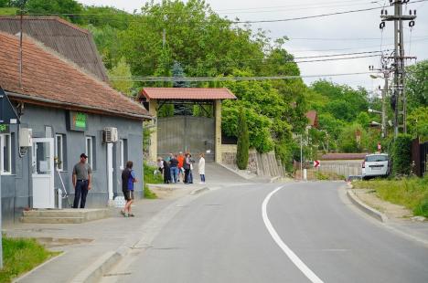„Salvaţi Podgoria!”: Peste 50 de locuitori ai cartierului orădean au cerut, în stradă, ca Inelul Metropolitan de Nord să nu treacă printre casele lor (FOTO)