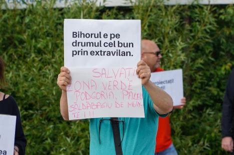 „Salvaţi Podgoria!”: Peste 50 de locuitori ai cartierului orădean au cerut, în stradă, ca Inelul Metropolitan de Nord să nu treacă printre casele lor (FOTO)