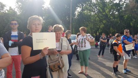 Protest împotriva 'botniţei' pentru copii, în Oradea. Deşi legea o impune, protestatarii nu poartă măşti (FOTO / VIDEO)