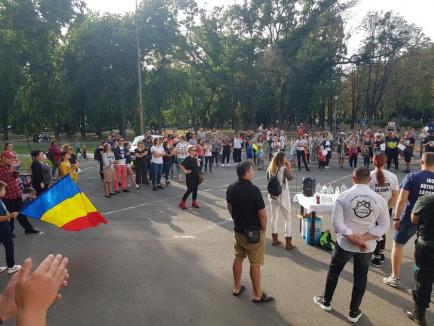 Protest împotriva 'botniţei' pentru copii, în Oradea. Deşi legea o impune, protestatarii nu poartă măşti (FOTO / VIDEO)