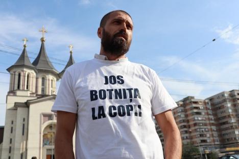 Protest anti-măști, cu mesaje controversate, în Oradea: 'Covid e o înşelătorie. Mă ofer să stau 48 de ore într-un salon cu bolnavi' (FOTO / VIDEO)