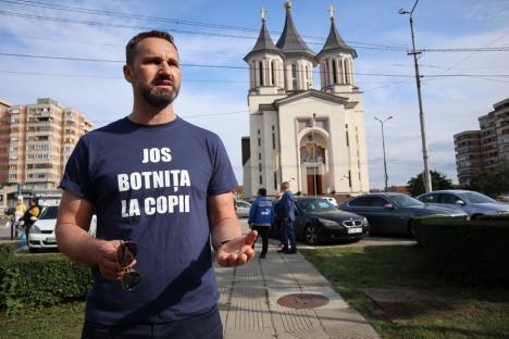 Protest anti-măști, cu mesaje controversate, în Oradea: 'Covid e o înşelătorie. Mă ofer să stau 48 de ore într-un salon cu bolnavi' (FOTO / VIDEO)