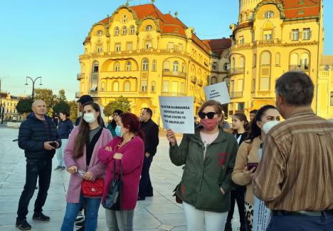 Protest anti-vaccin şi anti-restricţii în Oradea, în ziua cu recorduri de cazuri Covid: Sute de participanți în Piața Unirii (FOTO / VIDEO)