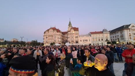 Protest anti-vaccin şi anti-restricţii în Oradea, în ziua cu recorduri de cazuri Covid: Sute de participanți în Piața Unirii (FOTO / VIDEO)