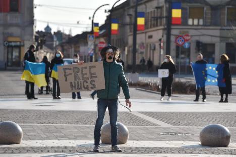 'E sfâşietor ce se întâmplă în Ucraina!'. Orădeni împotriva războiului, din nou în centrul Oradiei (FOTO/VIDEO)