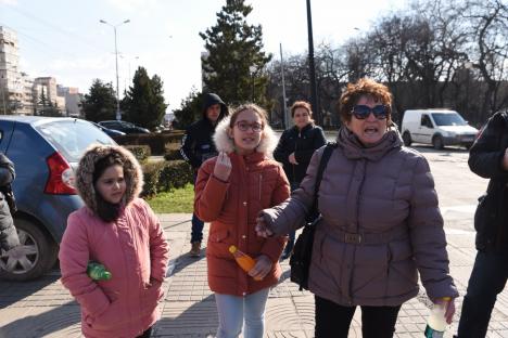 Declaraţii halucinante ale manifestanţilor anti-mască la Oradea: 'Medicii de la Spitalul Municipal omoară pacienţii cu pastile roz' (FOTO / VIDEO)