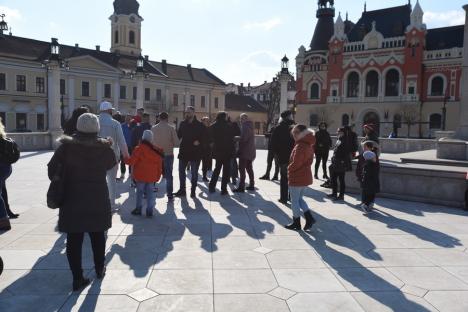 Declaraţii halucinante ale manifestanţilor anti-mască la Oradea: 'Medicii de la Spitalul Municipal omoară pacienţii cu pastile roz' (FOTO / VIDEO)