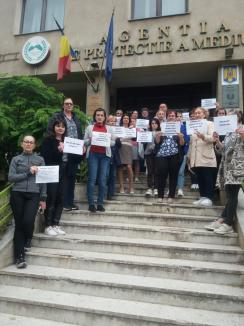 Protest spontan la Agenția de Mediu Bihor, unde angajații acuză că sunt discriminați la salarii (FOTO)