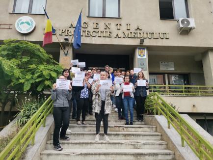 Protest spontan la Agenția de Mediu Bihor, unde angajații acuză că sunt discriminați la salarii (FOTO)