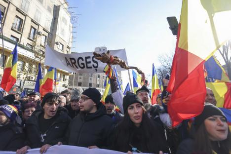 Protest masiv AUR în Capitală: timp de peste 10 ore, zeci de mii de manifestanți au cerut reluarea turului 2 al alegerilor prezidențiale și demisia lui Iohannis (FOTO/VIDEO)