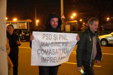 Protest AUR în fața sediului PSD Bihor, împotriva comasării alegerilor: „Nu ucideți democrația!” (FOTO)