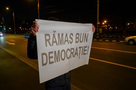 Protest AUR în fața sediului PSD Bihor, împotriva comasării alegerilor: „Nu ucideți democrația!” (FOTO)
