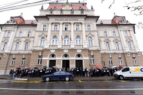 Peste 100 de avocaţi au protestat în Oradea şi Beiuş: 'Riscăm să fim condamnaţi pentru că ne exercităm profesia' (FOTO)