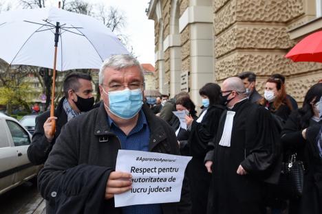 Peste 100 de avocaţi au protestat în Oradea şi Beiuş: 'Riscăm să fim condamnaţi pentru că ne exercităm profesia' (FOTO)