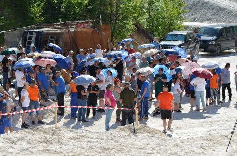 Gest extrem al protestatarilor de la Băiţa Bihor: doi ingineri şi un muncitor au intrat în greva foamei (FOTO / VIDEO)