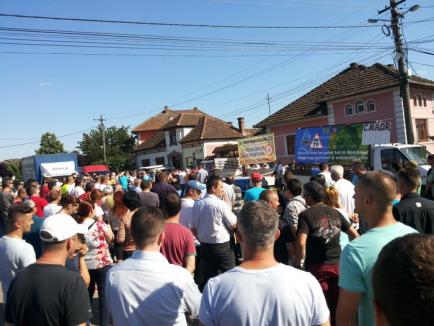 '10 ani de promisiuni, 10 ani de minciuni': Beiuşenii au protestat faţă de starea dezastruoasă a DN76 (FOTO/VIDEO)