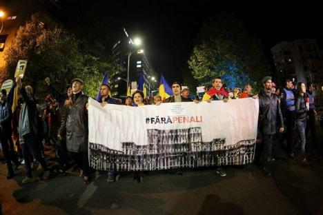 Proteste masive: La Bucureşti, peste 20.000 de oameni scandează 'DNA să vină să vă ia!' în faţa Parlamentului