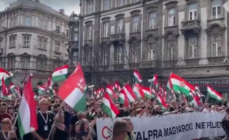 Proteste la Budapesta: Zeci de mii de oameni au mărșăluit, nemulțumiți de Viktor Orban (VIDEO)