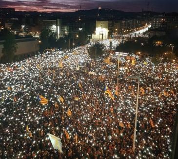 Protest uriaş în Barcelona: 750.000 de oameni au cerut, în stradă, eliberarea liderilor catalani arestaţi (FOTO)