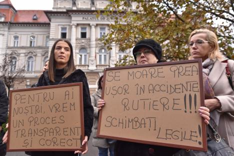 Protest cu lacrimi în faţa Palatului de Justiţie din Oradea: „A ucis doi oameni şi e liber pentru că nu a băut. Schimbați legile!” (FOTO/VIDEO)
