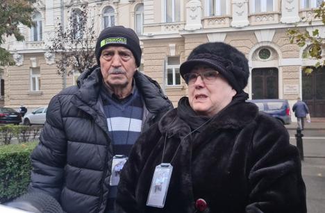 Protest cu lacrimi în faţa Palatului de Justiţie din Oradea: „A ucis doi oameni şi e liber pentru că nu a băut. Schimbați legile!” (FOTO/VIDEO)