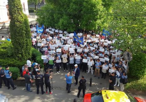 „V-am votat, ne-ați trădat”: Peste 250 de angajați ai DGASPC protestează în fața Consilului Județean (FOTO / VIDEO)