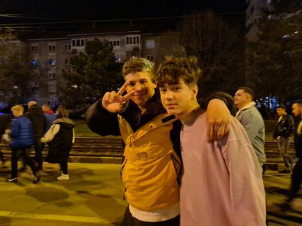 A doua seară de proteste anti-restricţii în Oradea. Printre manifestanţi, mulţi tineri, între care şi lăutari (FOTO / VIDEO)