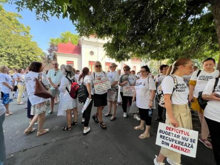 Contabilii din Bihor protestează împotriva haosului din legislația fiscală: Peste 250 de persoane s-au strâns în centrul Oradiei (FOTO/VIDEO)