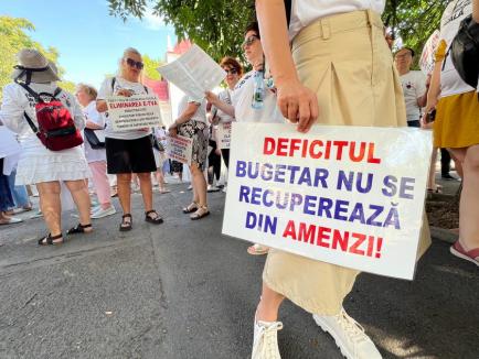 Contabilii din Bihor protestează împotriva haosului din legislația fiscală: Peste 250 de persoane s-au strâns în centrul Oradiei (FOTO/VIDEO)