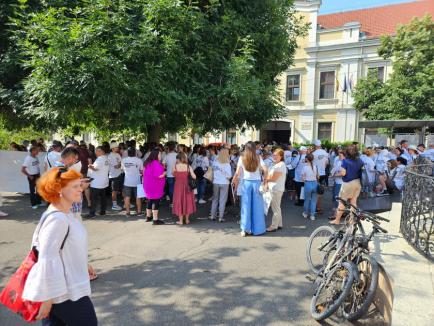 Contabilii din Bihor protestează împotriva haosului din legislația fiscală: Peste 250 de persoane s-au strâns în centrul Oradiei (FOTO/VIDEO)