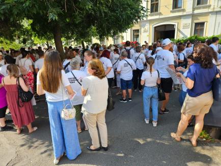 Contabilii din Bihor protestează împotriva haosului din legislația fiscală: Peste 250 de persoane s-au strâns în centrul Oradiei (FOTO/VIDEO)