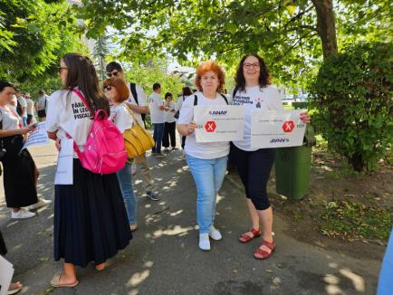 Contabilii din Bihor protestează împotriva haosului din legislația fiscală: Peste 250 de persoane s-au strâns în centrul Oradiei (FOTO/VIDEO)