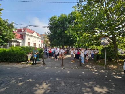 Contabilii din Bihor protestează împotriva haosului din legislația fiscală: Peste 250 de persoane s-au strâns în centrul Oradiei (FOTO/VIDEO)