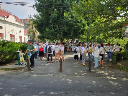 Contabilii din Bihor protestează împotriva haosului din legislația fiscală: Peste 250 de persoane s-au strâns în centrul Oradiei (FOTO/VIDEO)