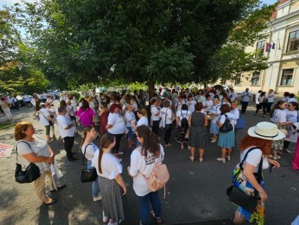 Contabilii din Bihor protestează împotriva haosului din legislația fiscală: Peste 250 de persoane s-au strâns în centrul Oradiei (FOTO/VIDEO)