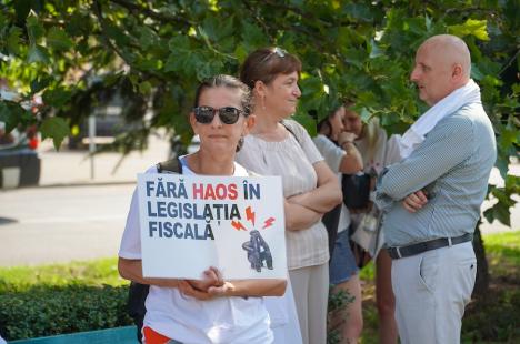 Contabilii din Bihor protestează împotriva haosului din legislația fiscală: Peste 250 de persoane s-au strâns în centrul Oradiei (FOTO/VIDEO)