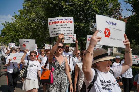 Contabilii din Bihor protestează împotriva haosului din legislația fiscală: Peste 250 de persoane s-au strâns în centrul Oradiei (FOTO/VIDEO)