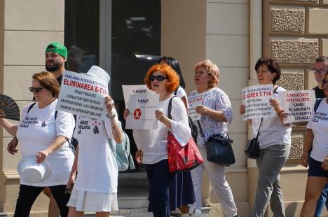 Contabilii din Bihor protestează împotriva haosului din legislația fiscală: Peste 250 de persoane s-au strâns în centrul Oradiei (FOTO/VIDEO)