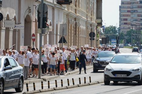 Contabilii din Bihor protestează împotriva haosului din legislația fiscală: Peste 250 de persoane s-au strâns în centrul Oradiei (FOTO/VIDEO)