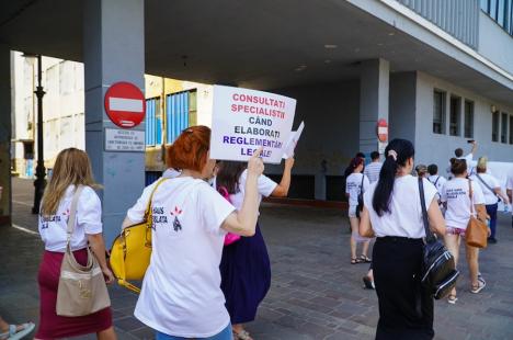 Contabilii din Bihor protestează împotriva haosului din legislația fiscală: Peste 250 de persoane s-au strâns în centrul Oradiei (FOTO/VIDEO)