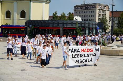 Contabilii din Bihor protestează împotriva haosului din legislația fiscală: Peste 250 de persoane s-au strâns în centrul Oradiei (FOTO/VIDEO)