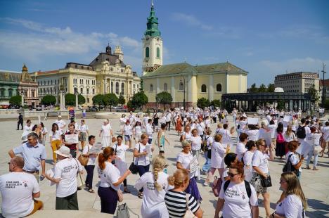 Contabilii din Bihor protestează împotriva haosului din legislația fiscală: Peste 250 de persoane s-au strâns în centrul Oradiei (FOTO/VIDEO)