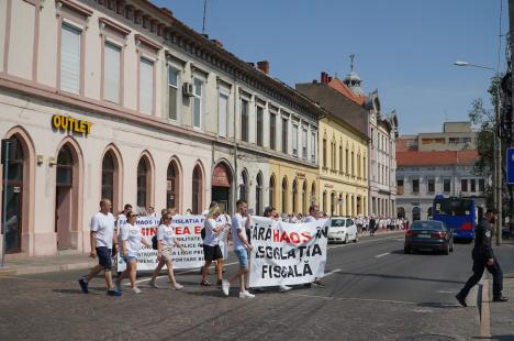 Contabilii din Bihor protestează împotriva haosului din legislația fiscală: Peste 250 de persoane s-au strâns în centrul Oradiei (FOTO/VIDEO)