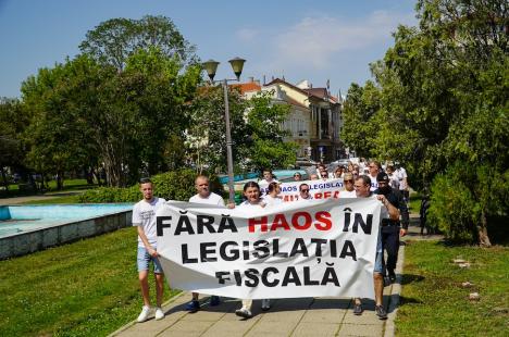 Contabilii din Bihor protestează împotriva haosului din legislația fiscală: Peste 250 de persoane s-au strâns în centrul Oradiei (FOTO/VIDEO)