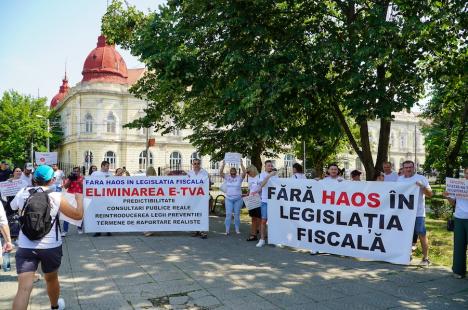 Contabilii din Bihor protestează împotriva haosului din legislația fiscală: Peste 250 de persoane s-au strâns în centrul Oradiei (FOTO/VIDEO)