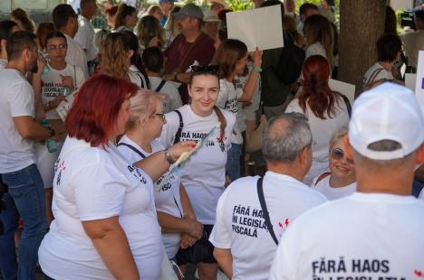 Contabilii din Bihor protestează împotriva haosului din legislația fiscală: Peste 250 de persoane s-au strâns în centrul Oradiei (FOTO/VIDEO)