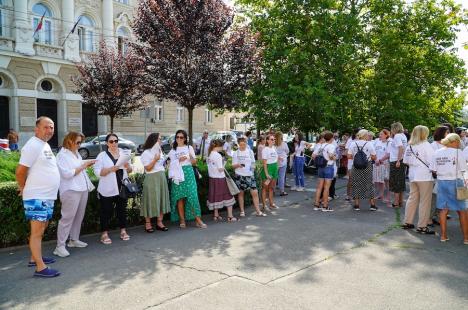 Contabilii din Bihor protestează împotriva haosului din legislația fiscală: Peste 250 de persoane s-au strâns în centrul Oradiei (FOTO/VIDEO)