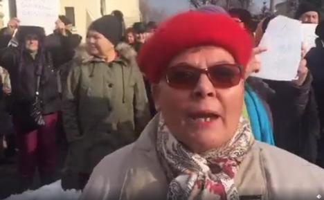 Contramanifestaţie PSD cu câteva sute de persoane care cer demisia preşedintelui Iohannis, la Palatul Cotroceni (VIDEO)