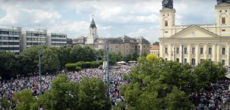 Ungurii au ieșit în stradă, la Debrețin, împotriva guvernului Orbán. Cine este liderul opoziției (VIDEO)
